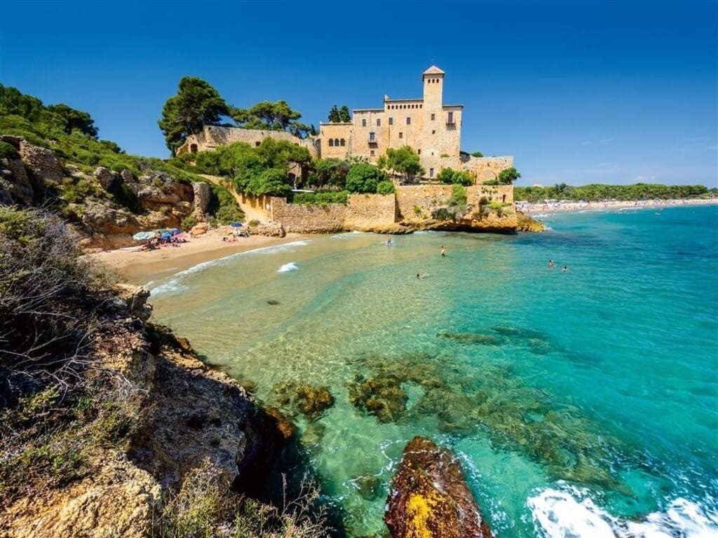 Castillo de Tamarit sobre cala turquesa en la Costa Daurada, Tarragona, cerca de La Villa del Roc